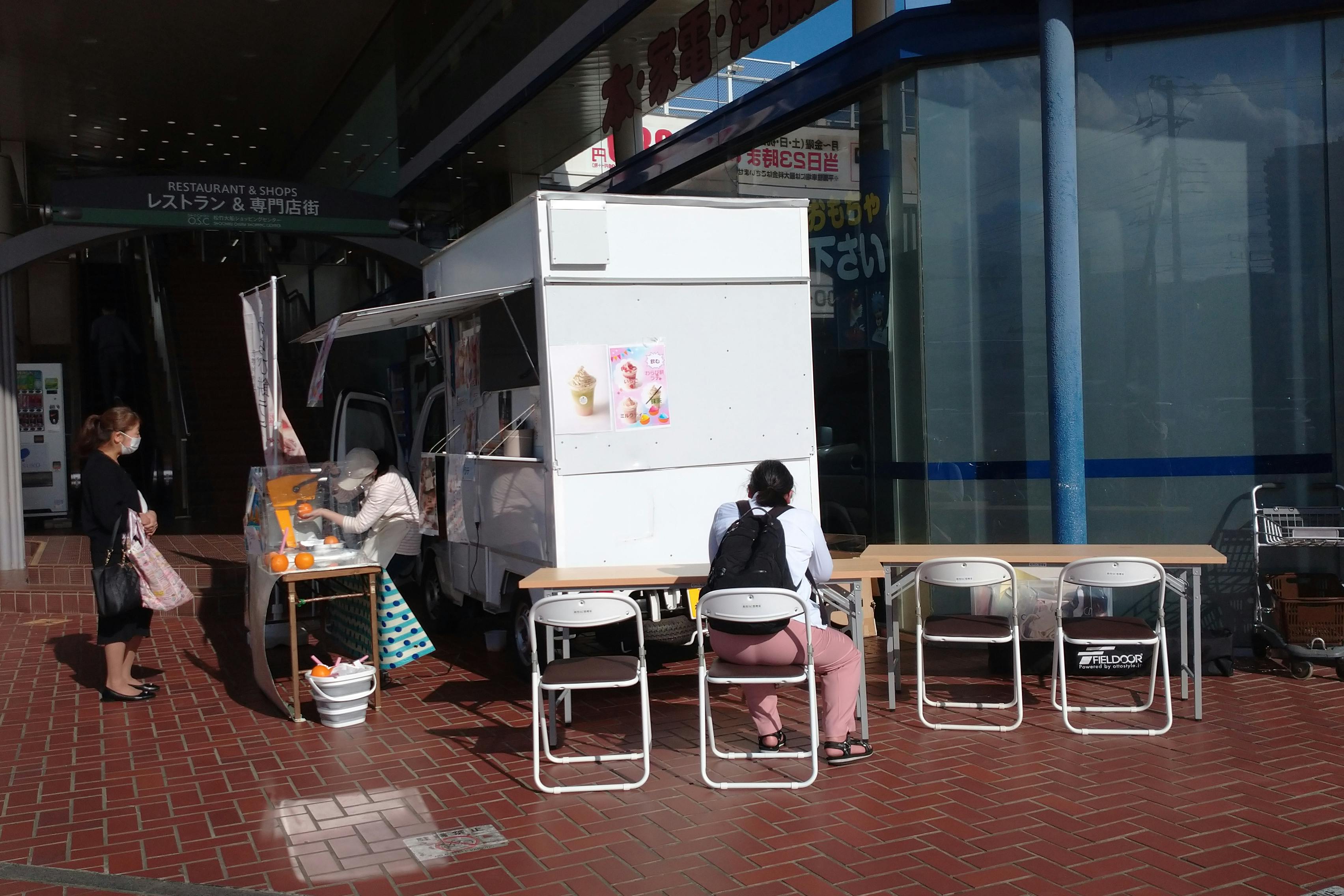 【松竹大船ショッピングセンターA区画】キッチンカー出店やプロモーションに最適!正面口付近のエスカレーター登り口前にある屋根付き屋外イベントスペース