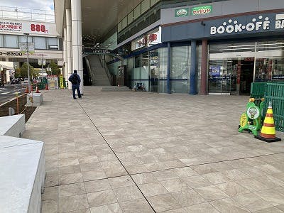 【松竹大船ショッピングセンターA区画】キッチンカー出店やプロモーションに最適！正面口付近のエスカレーター登り口前にある屋根付き屋外イベントスペース