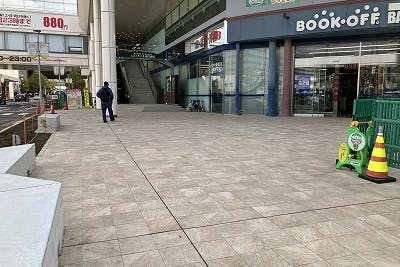 【松竹大船ショッピングセンターA区画】キッチンカー出店やプロモーションに最適!正面口付近のエスカレーター登り口前にある屋根付き屋外イベントスペース