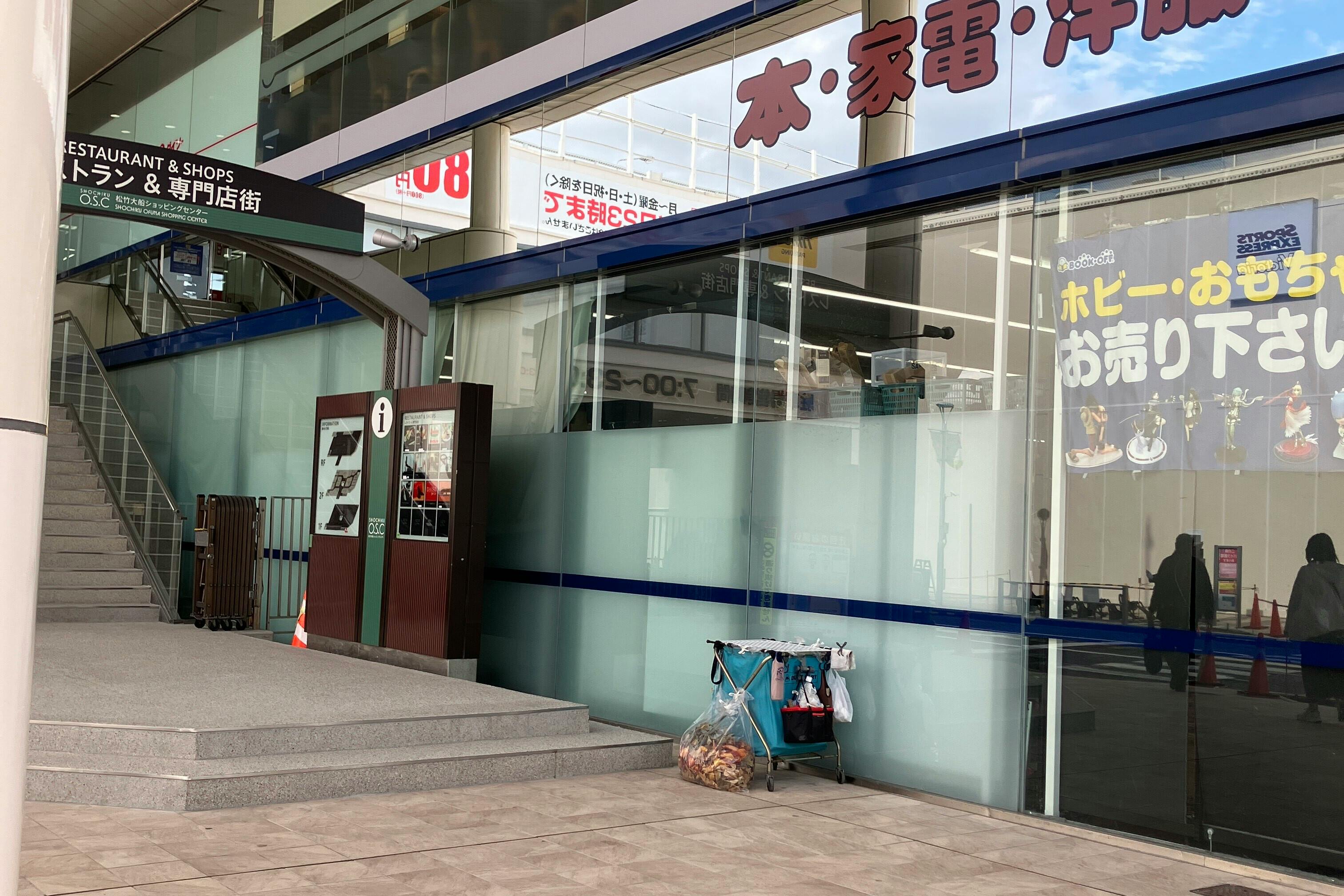 【松竹大船ショッピングセンターA区画】キッチンカー出店やプロモーションに最適!正面口付近のエスカレーター登り口前にある屋根付き屋外イベントスペース