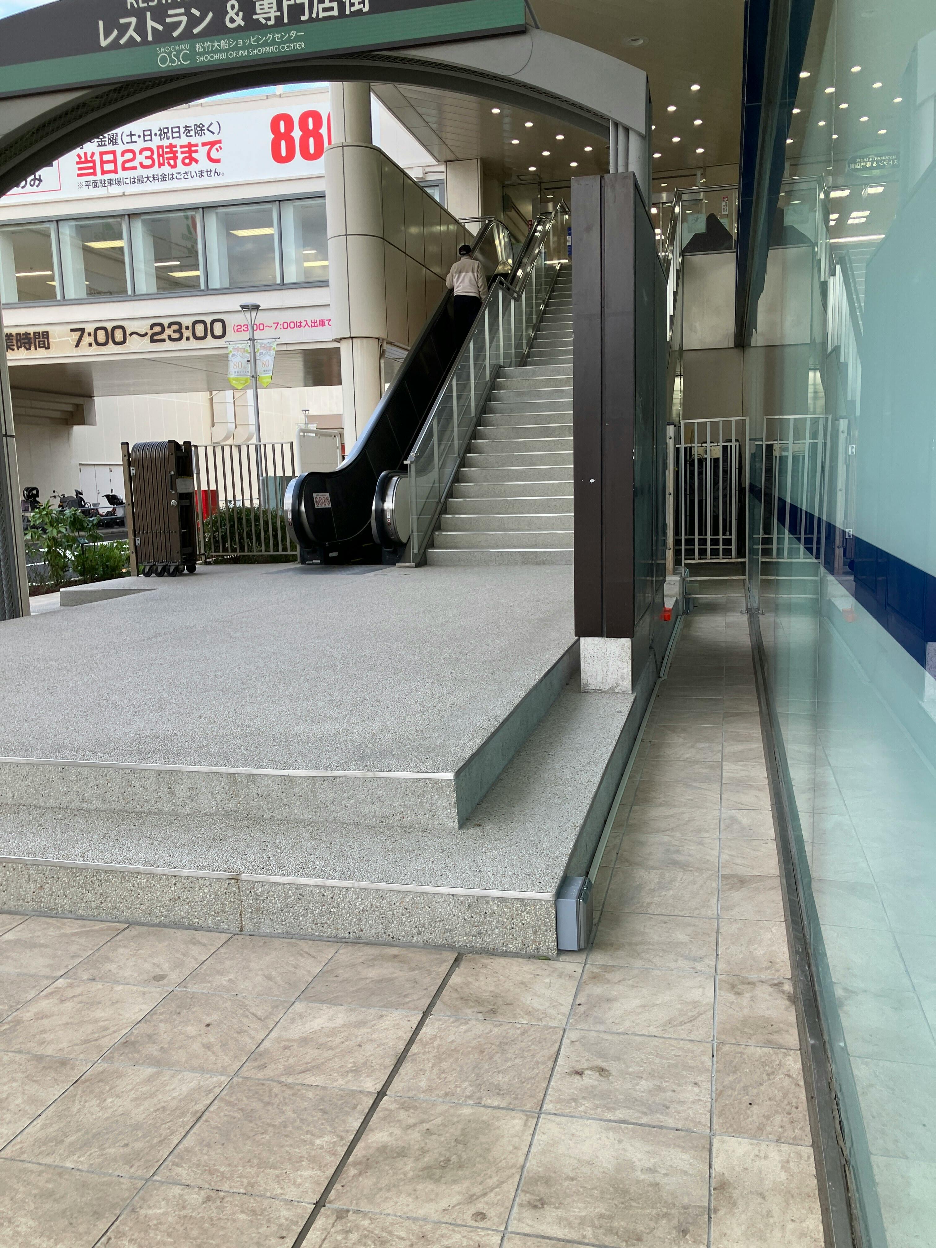 【松竹大船ショッピングセンターA区画】キッチンカー出店やプロモーションに最適！正面口付近のエスカレーター登り口前にある屋根付き屋外イベントスペース