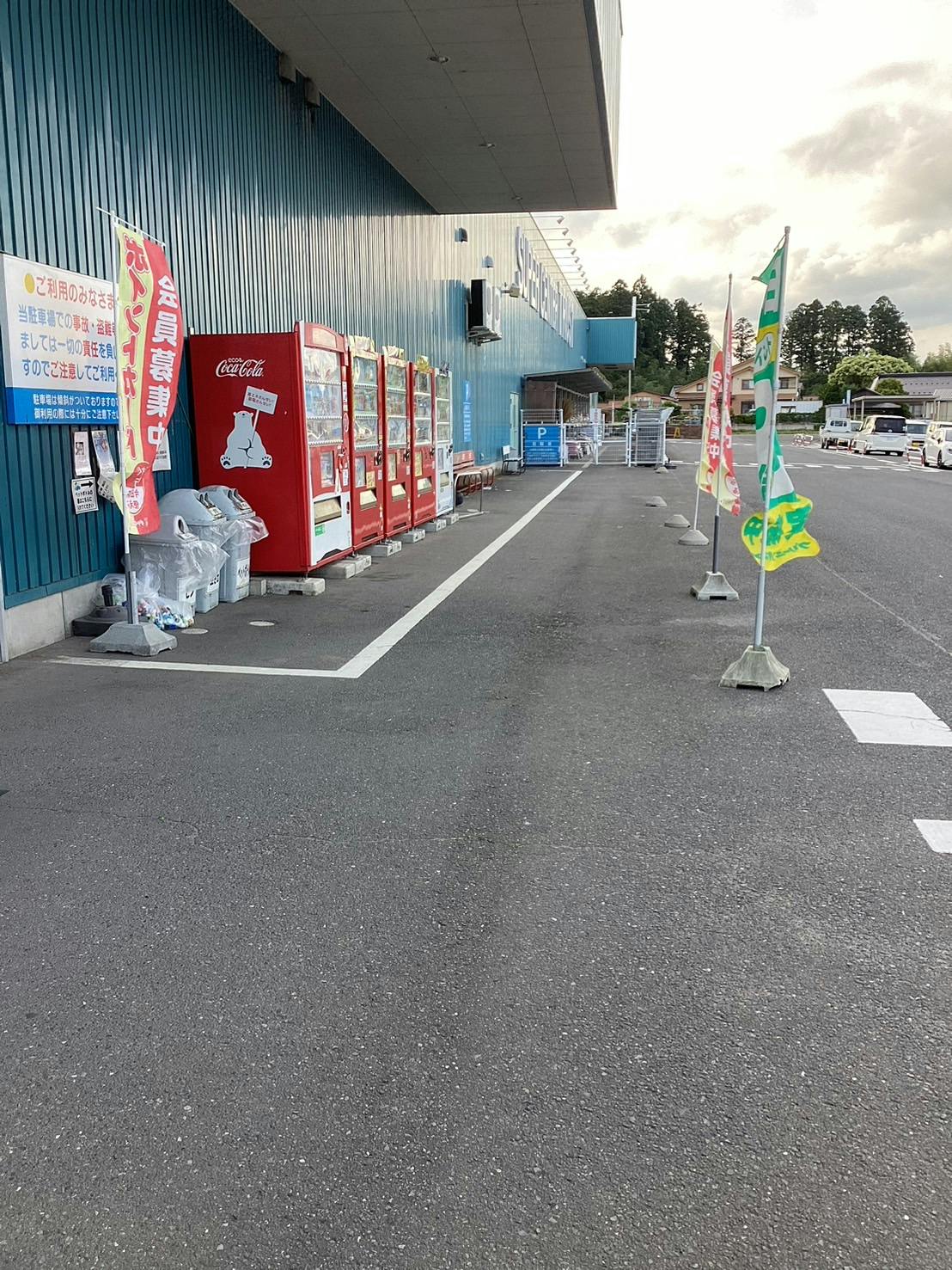 【スーパーセンタートラスト岩出山店】キッチンカーに最適な入口近くにある屋外キッチンカースペースの画像