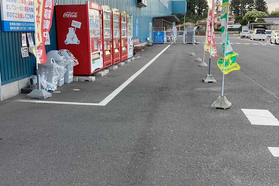 【スーパーセンタートラスト岩出山店】キッチンカーに最適な入口近くにある屋外キッチンカースペース