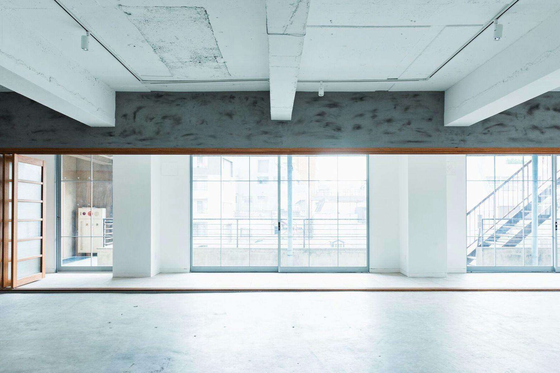 【神楽坂駅4分】撮影やアパレル展示会に最適な自然光採光のレンタルスタジオ（メインスタジオ＋屋上）の画像