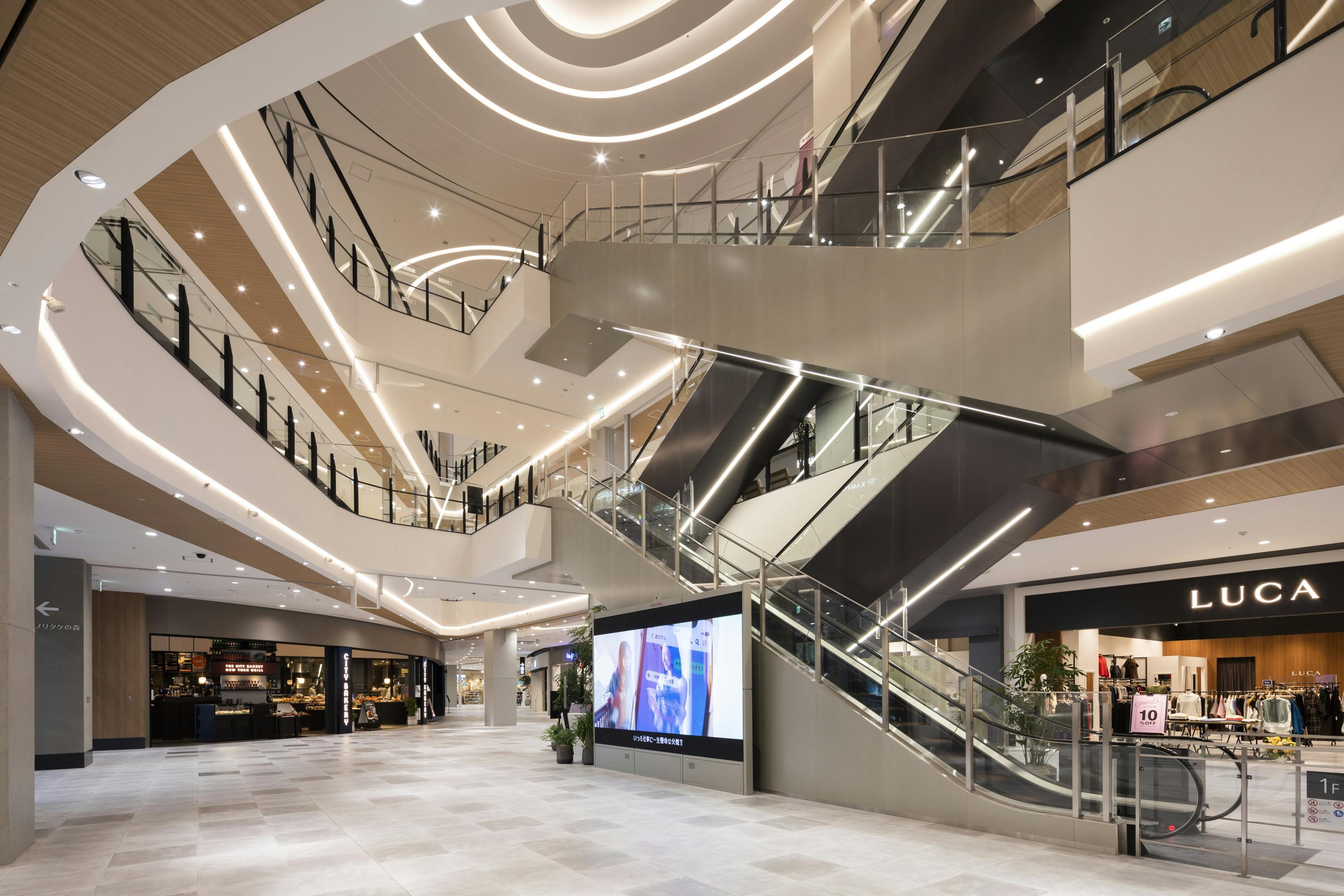 【イオンモール Nagoya Noritake Garden】1F センターコートの画像