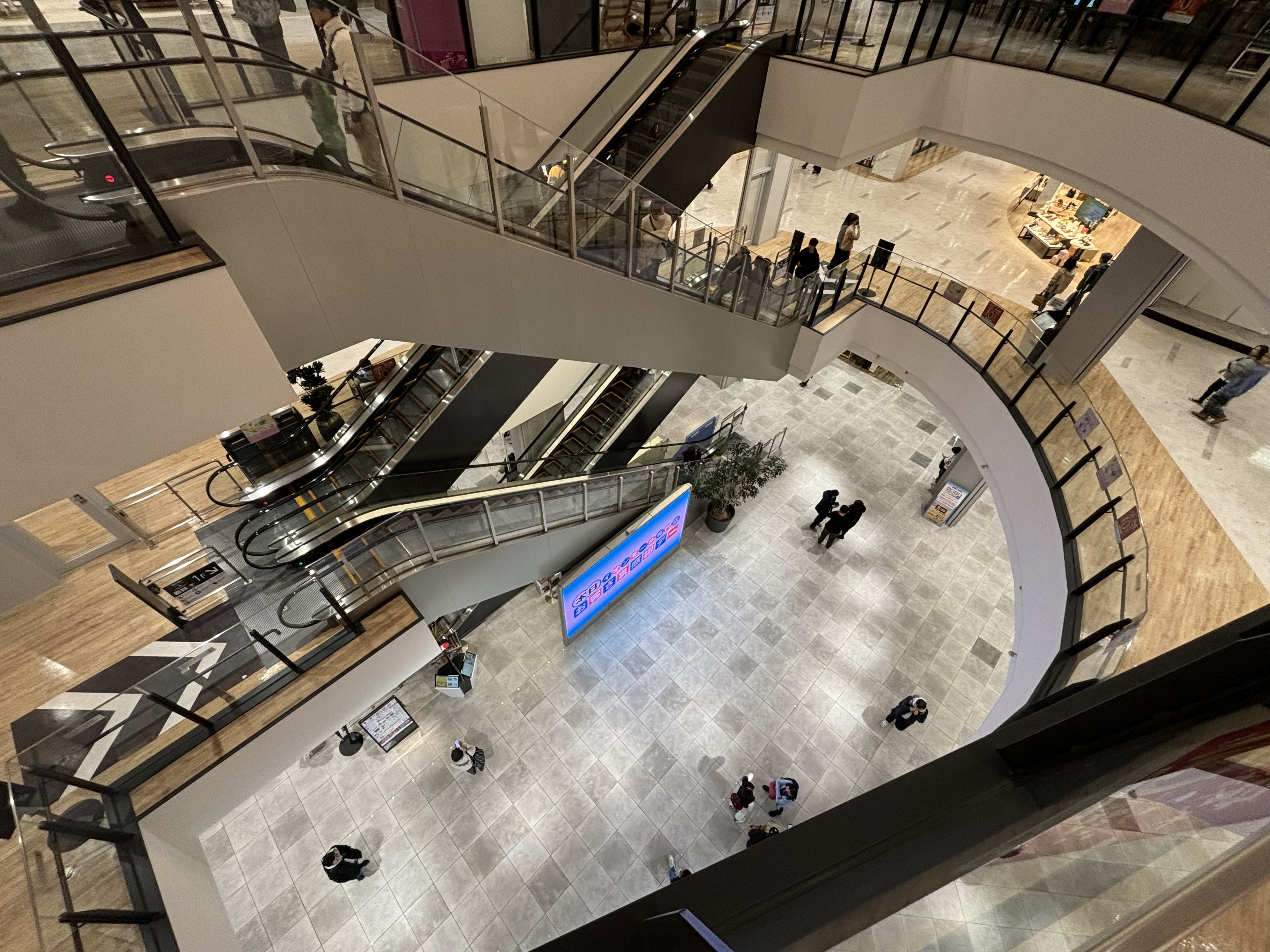 【イオンモール Nagoya Noritake Garden】1F センターコート