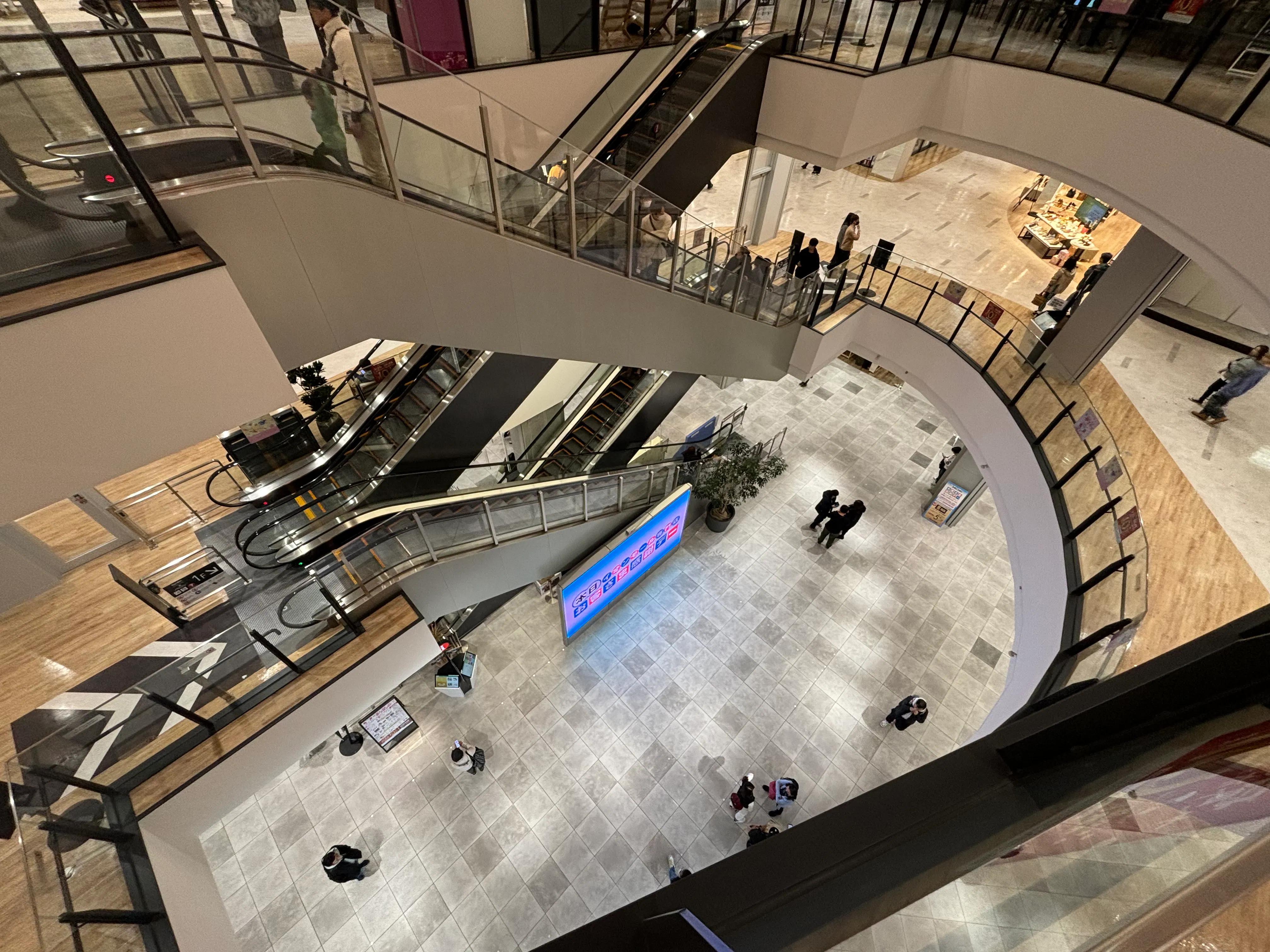 【イオンモール Nagoya Noritake Garden】1F センターコート