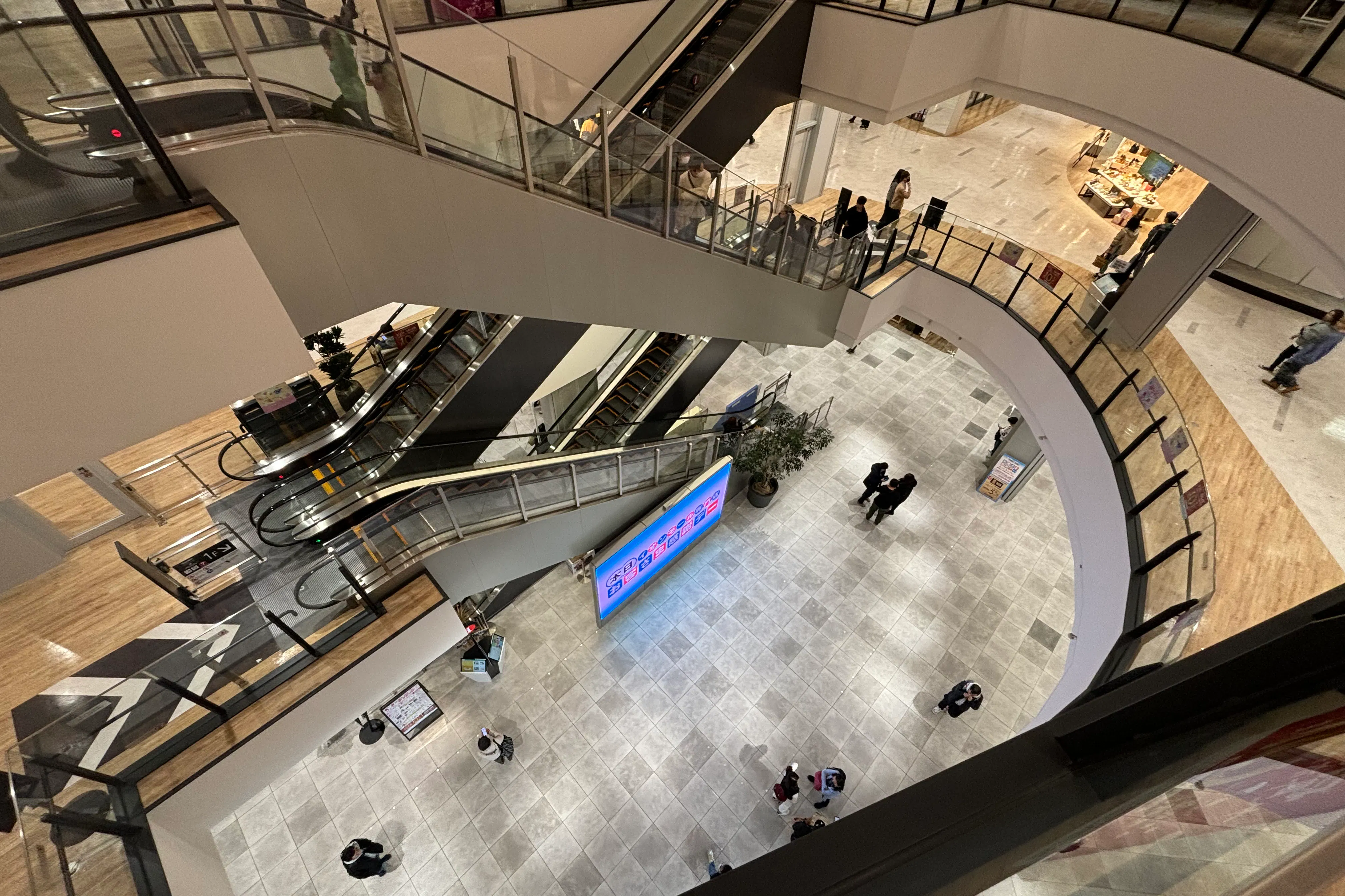 【イオンモール Nagoya Noritake Garden】1F センターコート