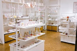 【新宿マルイアネックス】1階 カレンダリウムD08【食物販・物販】エスカレーター正面、什器やストック完備のスペース