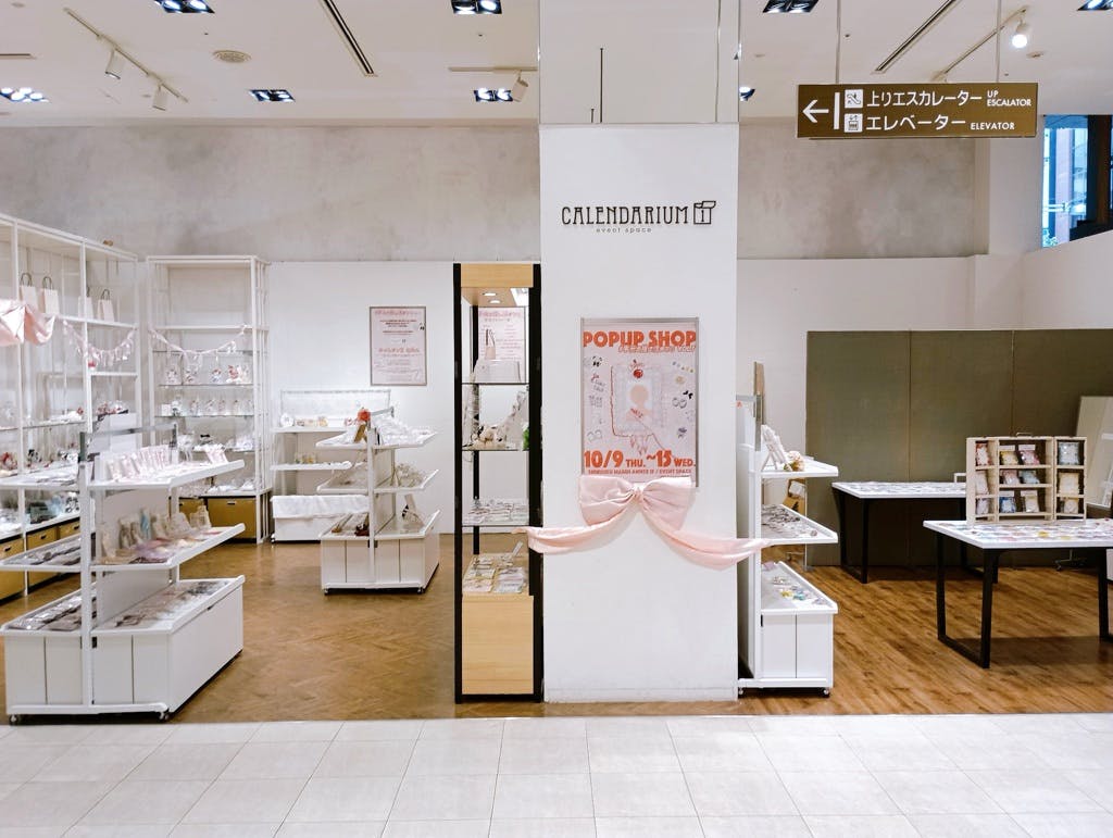 【新宿マルイアネックス】1階 カレンダリウムD08【食物販・物販】エスカレーター正面、什器やストック完備のスペースの画像