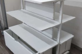 【新宿マルイアネックス】1階 カレンダリウムD08【食物販・物販】エスカレーター正面、什器やストック完備のスペース