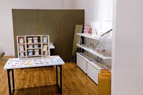 【新宿マルイアネックス】1階 カレンダリウムD08【食物販・物販】エスカレーター正面、什器やストック完備のスペース