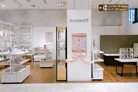 【新宿マルイアネックス】1階 カレンダリウムD08【食物販・物販】エスカレーター正面、什器やストック完備のスペース