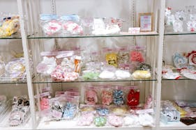 【新宿マルイアネックス】1階 カレンダリウムD08【食物販・物販】エスカレーター正面、什器やストック完備のスペース