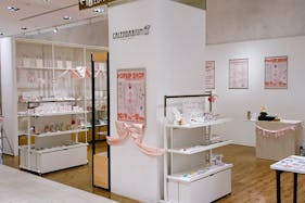 【新宿マルイアネックス】1階 カレンダリウムD08【食物販・物販】エスカレーター正面、什器やストック完備のスペース