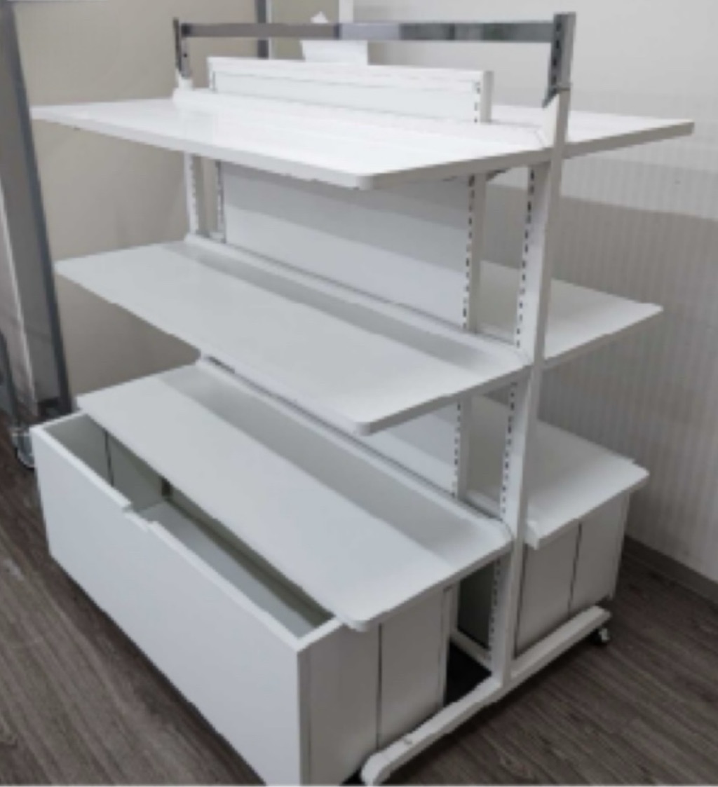 【新宿マルイアネックス】1階 カレンダリウムD08【食物販・物販】エスカレーター正面、什器やストック完備のスペース