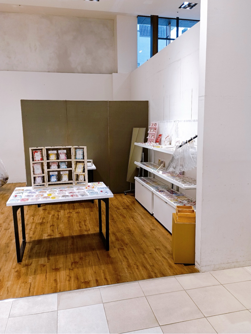 【新宿マルイアネックス】1階 カレンダリウムD08【食物販・物販】エスカレーター正面、什器やストック完備のスペース