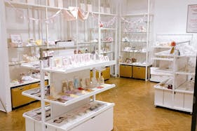 【新宿マルイアネックス】1階 カレンダリウムD08【食物販・物販】エスカレーター正面、什器やストック完備のスペース