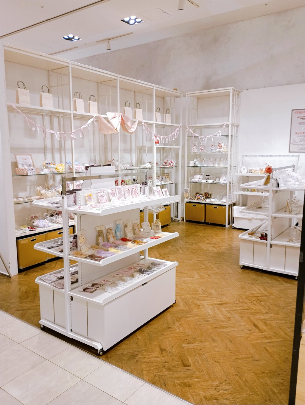 【新宿マルイアネックス】1階 カレンダリウムD08【食物販・物販】エスカレーター正面、什器やストック完備のスペース