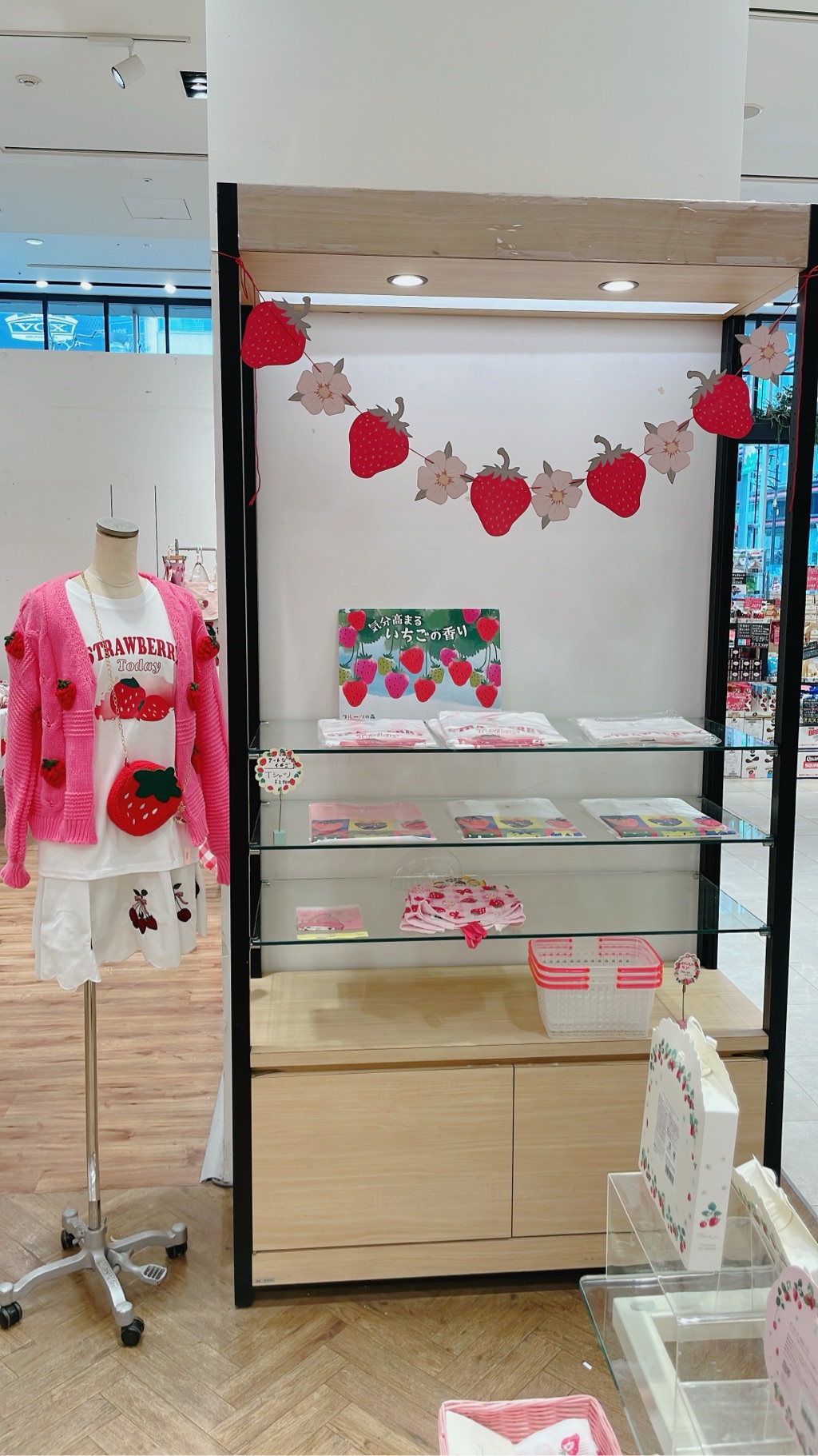 【新宿マルイアネックス】1階 カレンダリウムD08【食物販・物販】エスカレーター正面、什器やストック完備のスペース