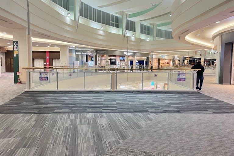 【イオンモール橿原】中央ブリッジサウス(ABC-MART前)の画像1