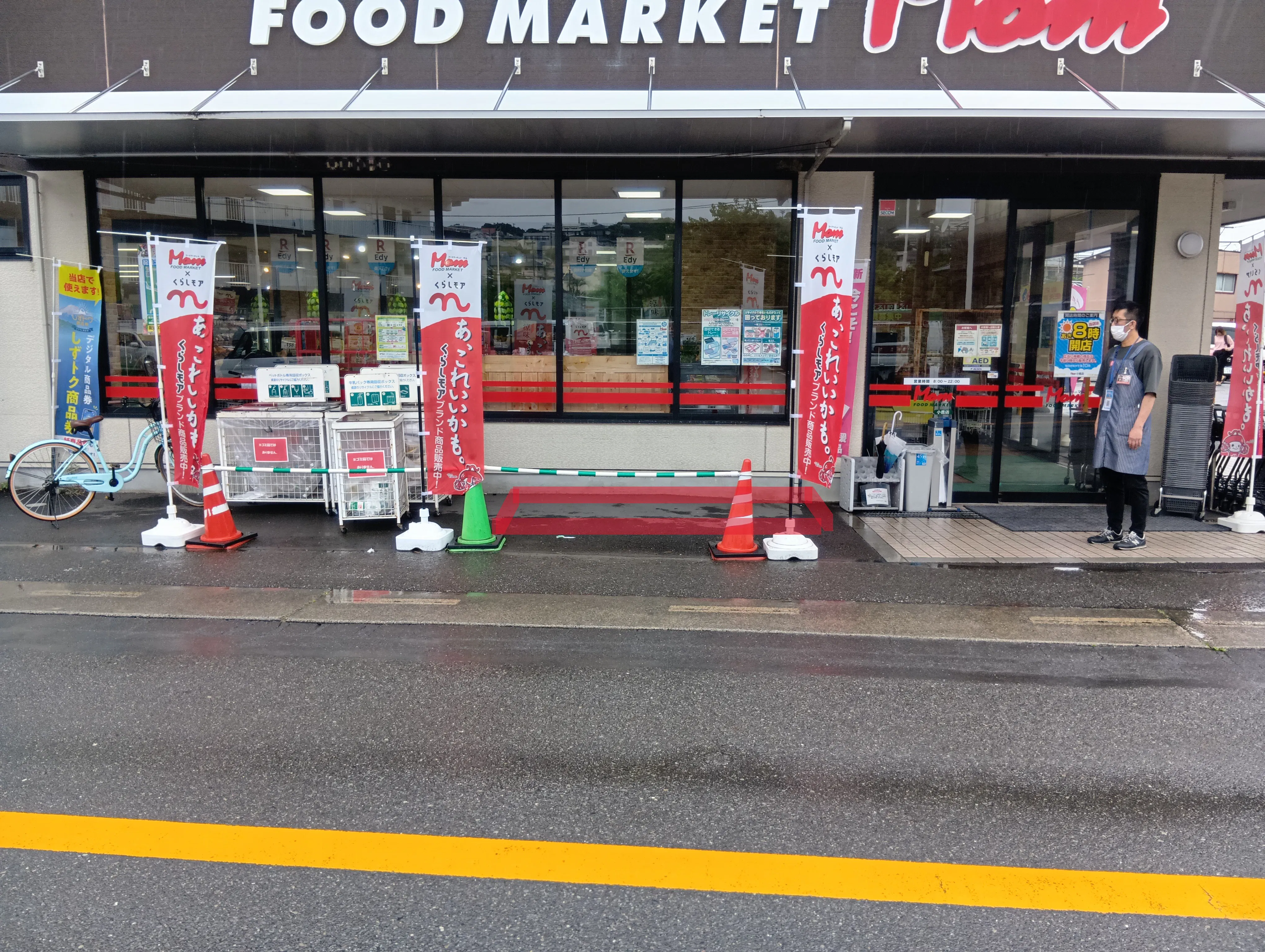 【フードマーケットマム小鹿店】店舗出入口横 販促プロモーションや物販に最適なスーパー屋外催事イベントスペース