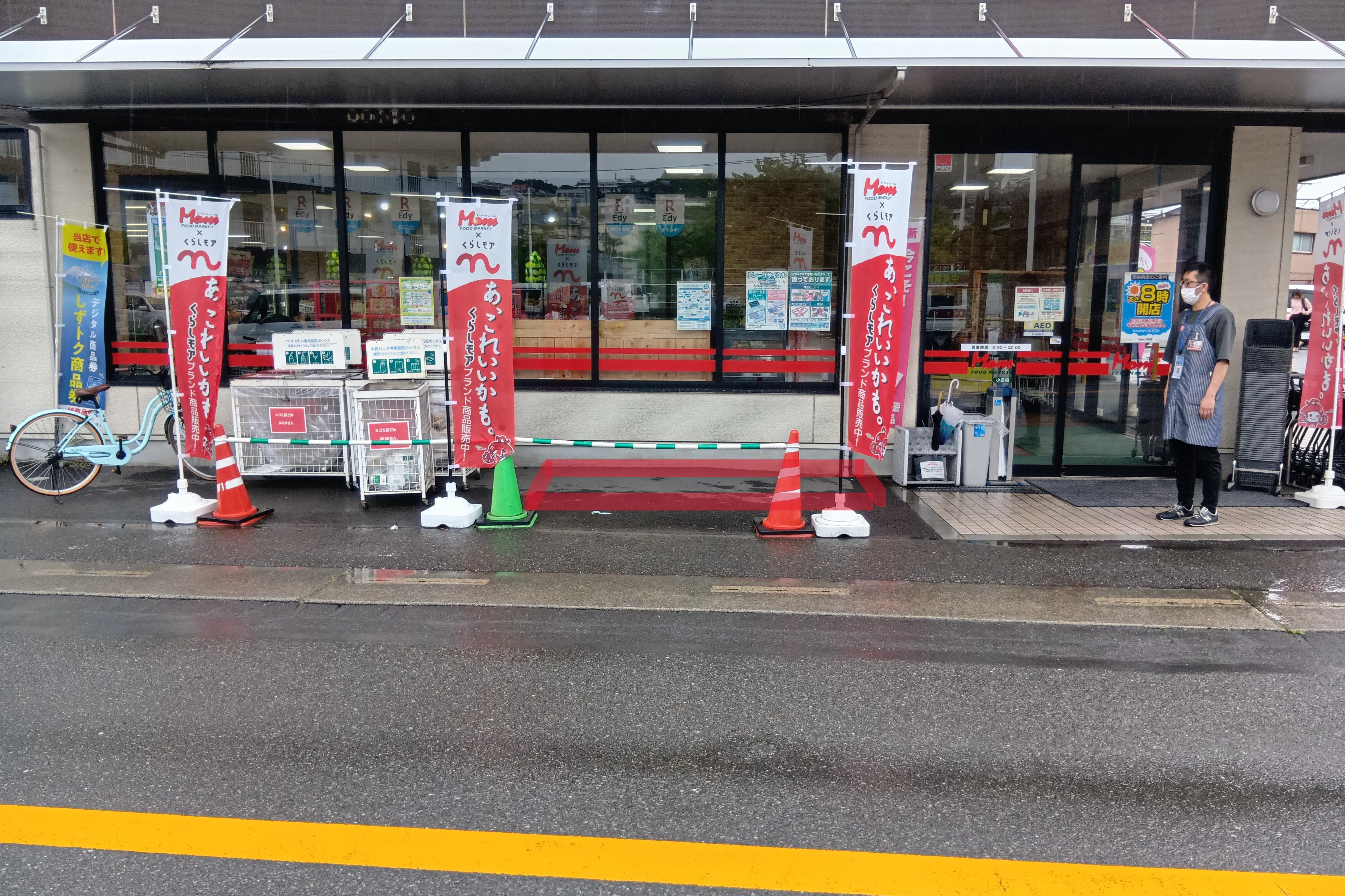 【フードマーケットマム小鹿店】店舗出入口横 販促プロモーションや物販に最適なスーパー屋外催事イベントスペース