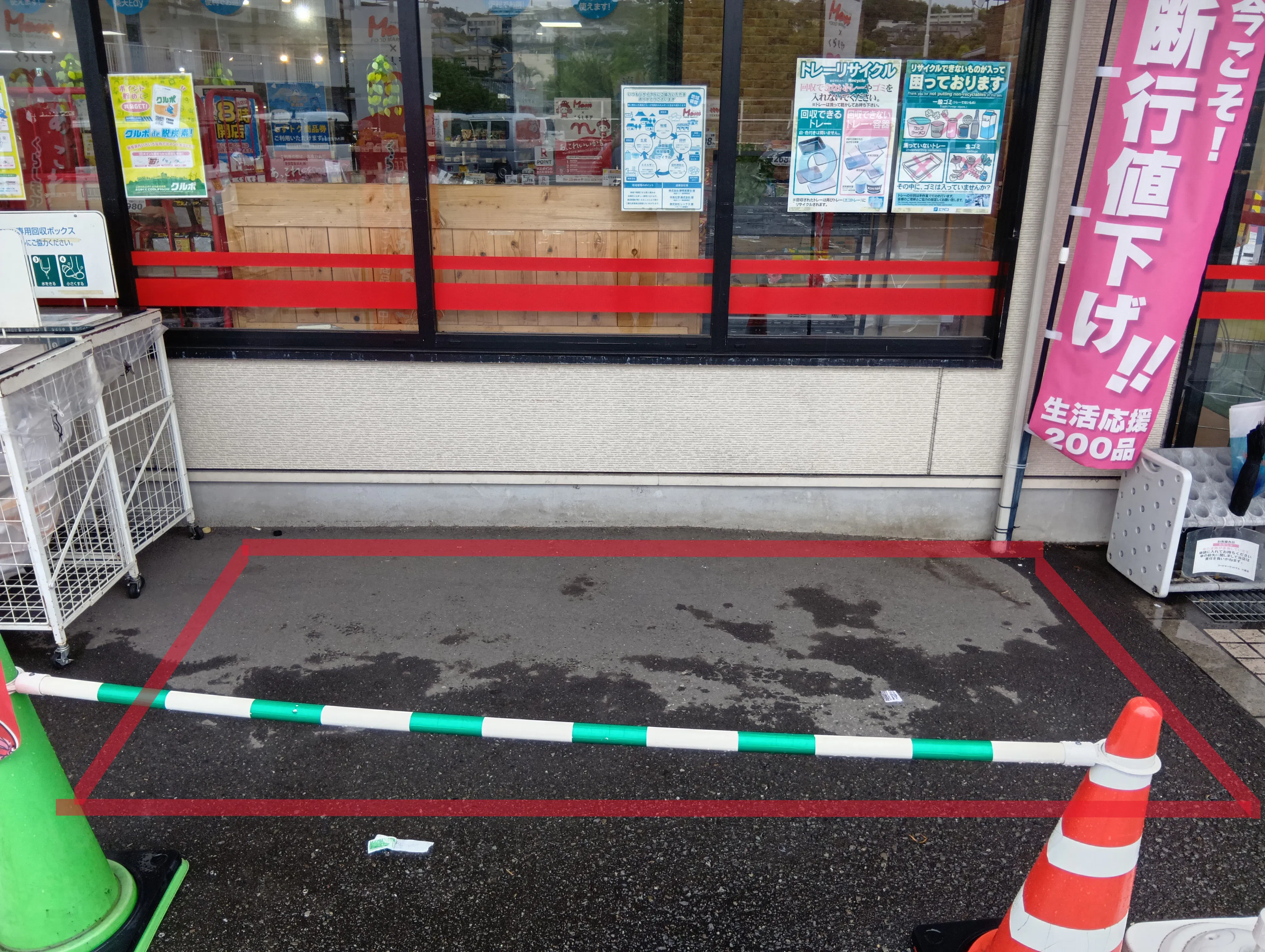 【フードマーケットマム小鹿店】店舗出入口横 販促プロモーションや物販に最適なスーパー屋外催事イベントスペース
