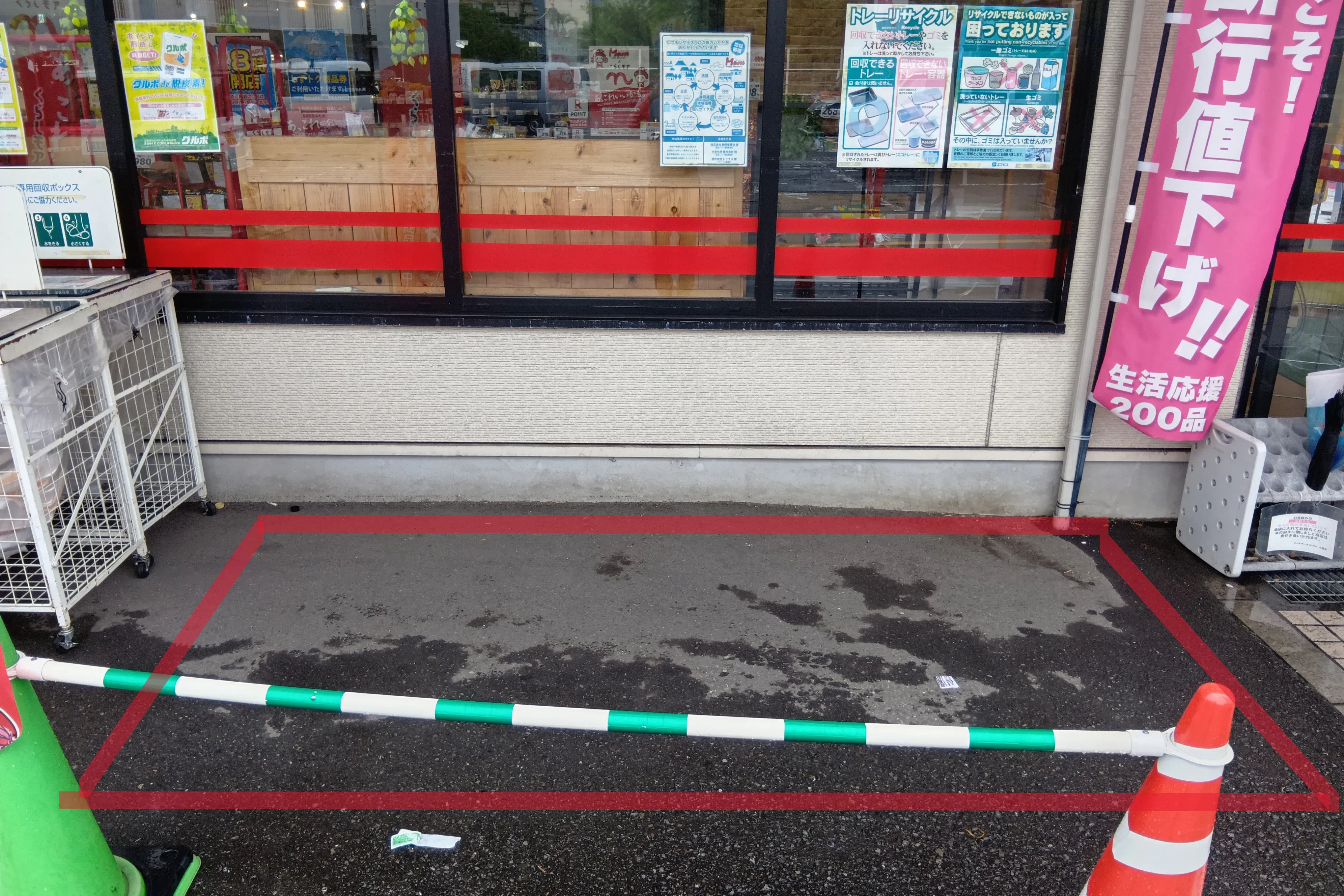 【フードマーケットマム小鹿店】店舗出入口横 販促プロモーションや物販に最適なスーパー屋外催事イベントスペース
