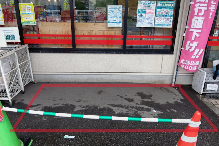 【フードマーケットマム小鹿店】店舗出入口横 販促プロモーションや物販に最適なスーパー屋外催事イベントスペースの画像2