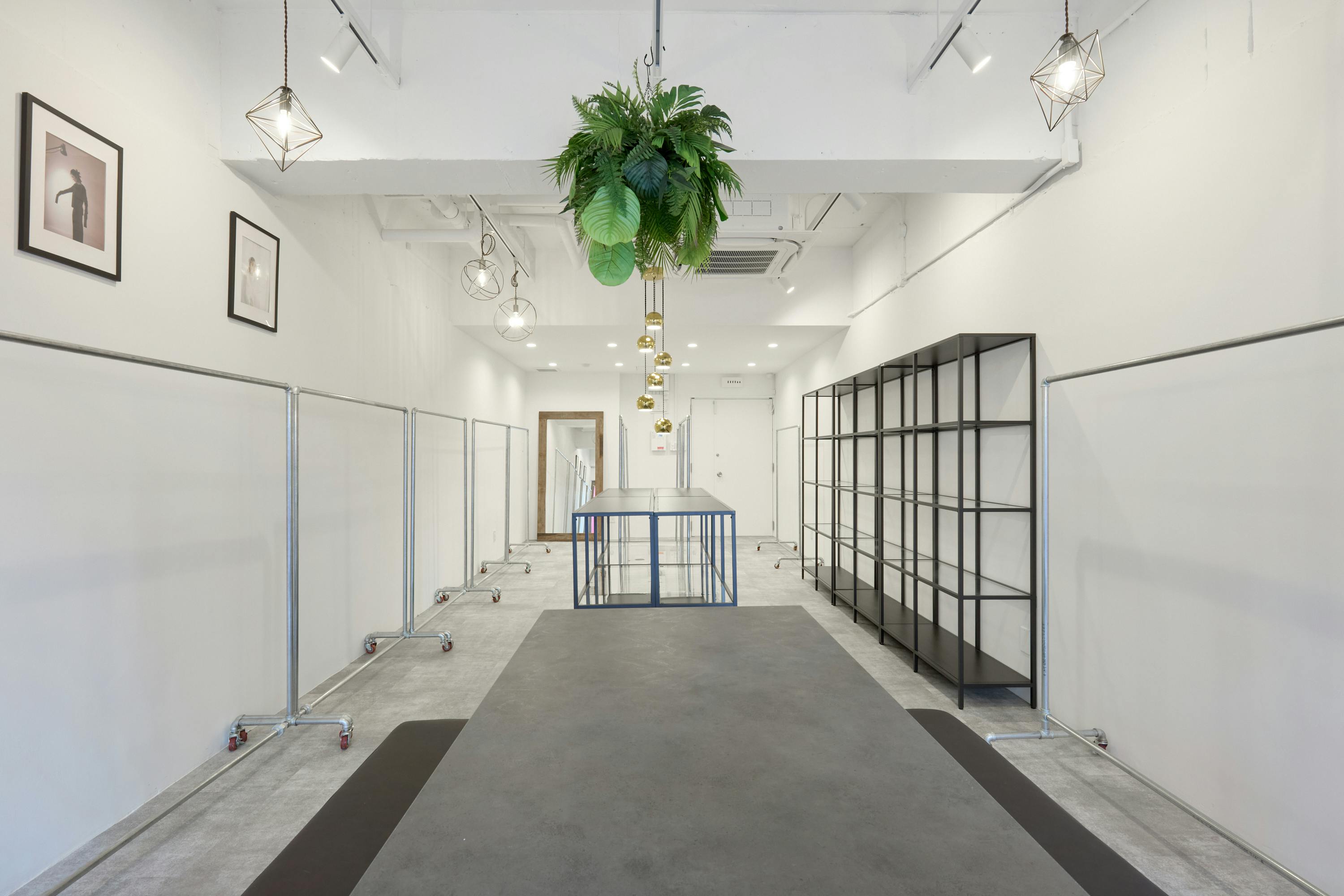 【大阪天満宮駅3分】ポップアップストアや展示会に最適な視認性抜群路面に面した什器が充実しているレンタルスペース