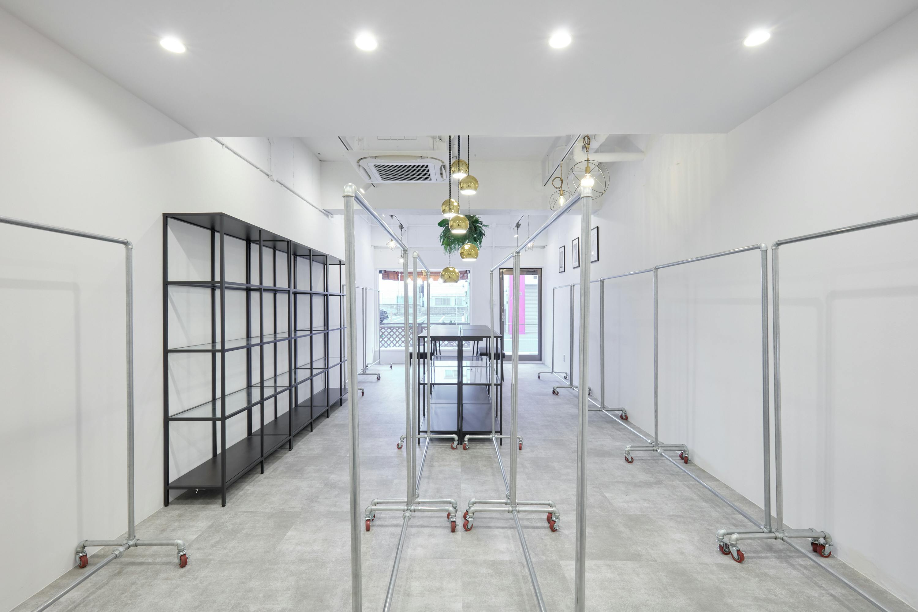 【大阪天満宮駅3分】ポップアップストアや展示会に最適な視認性抜群路面に面した什器が充実しているレンタルスペース