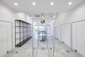 【大阪天満宮駅3分】ポップアップストアや展示会に最適な視認性抜群路面に面した什器が充実しているレンタルスペース