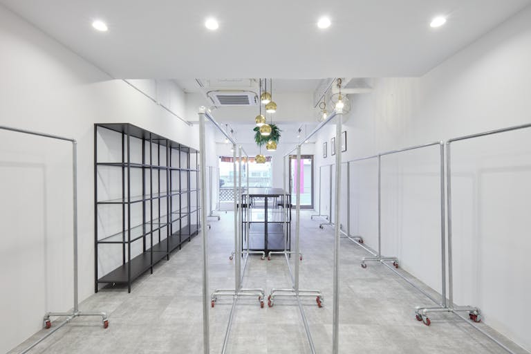 【大阪天満宮駅3分】ポップアップストアや展示会に最適な視認性抜群路面に面した什器が充実しているレンタルスペースの画像4