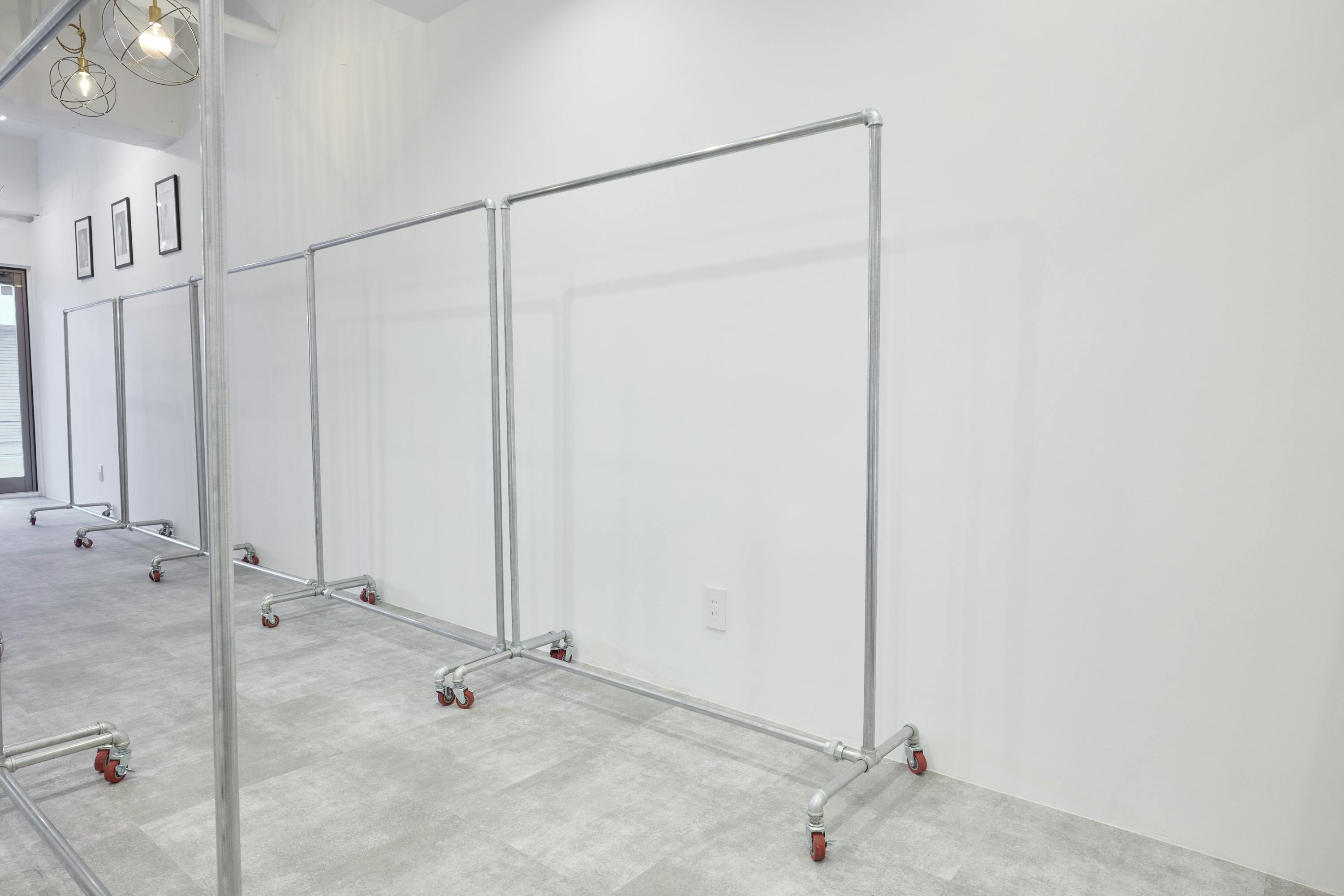 【大阪天満宮駅3分】ポップアップストアや展示会に最適な視認性抜群路面に面した什器が充実しているレンタルスペース