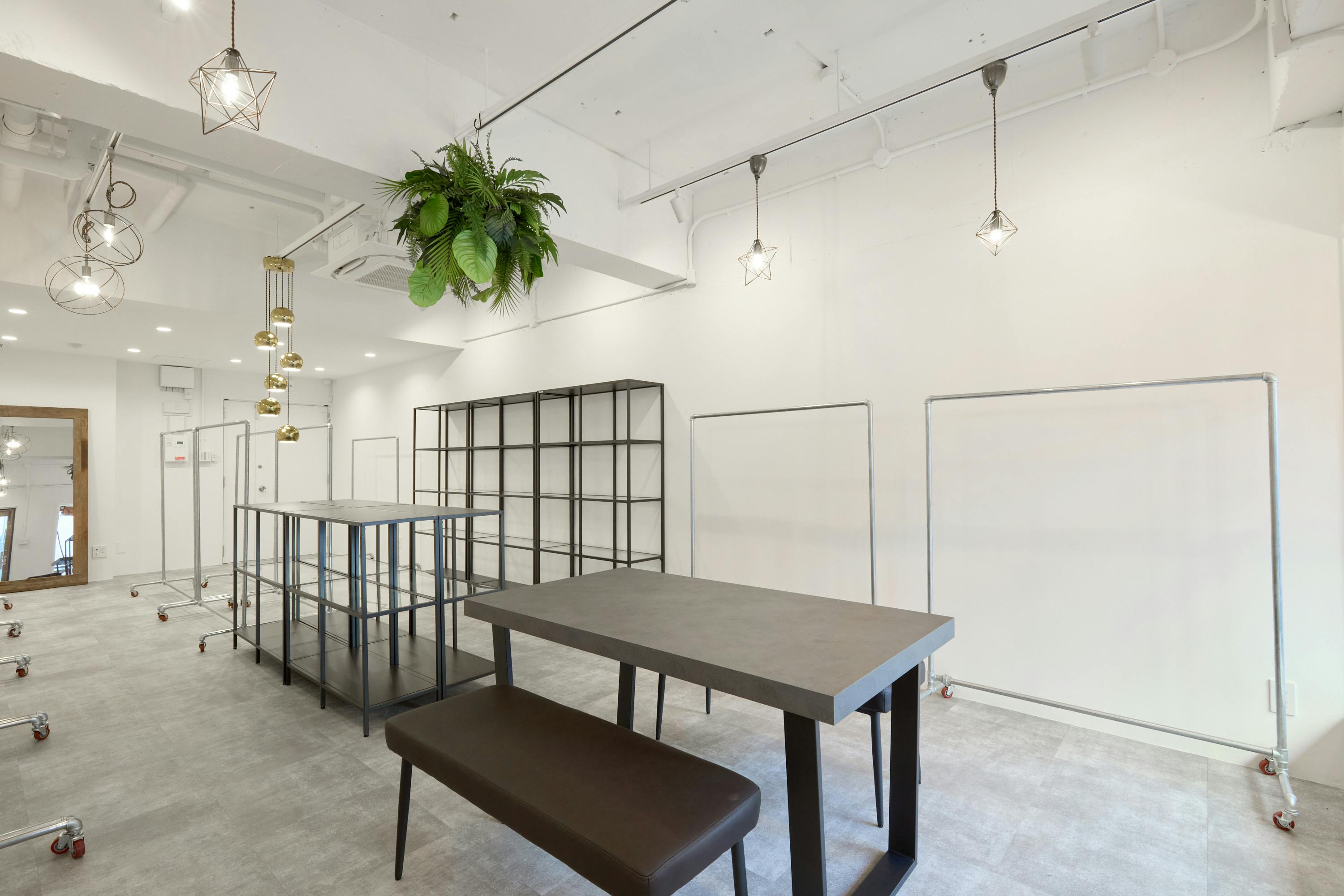 【大阪天満宮駅3分】ポップアップストアや展示会に最適な視認性抜群路面に面した什器が充実しているレンタルスペース