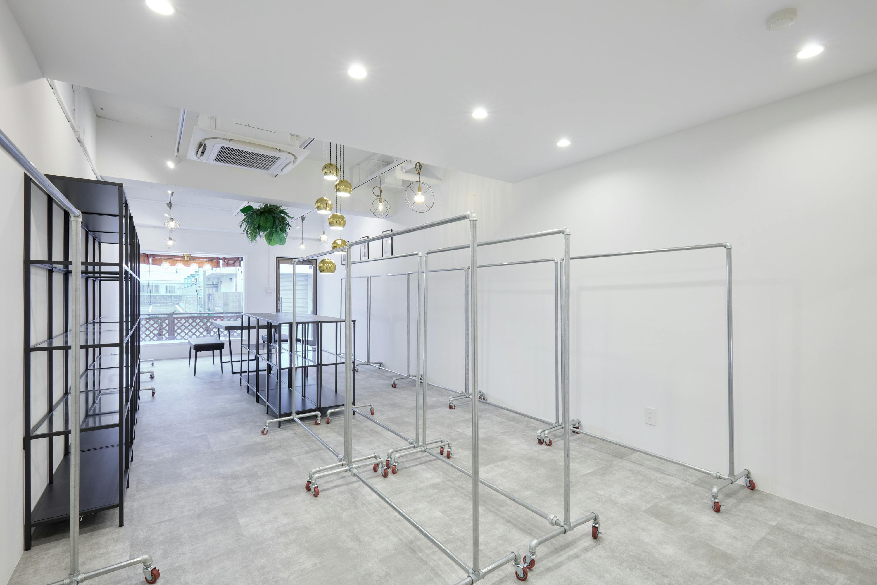 【大阪天満宮駅3分】ポップアップストアや展示会に最適な視認性抜群路面に面した什器が充実しているレンタルスペース