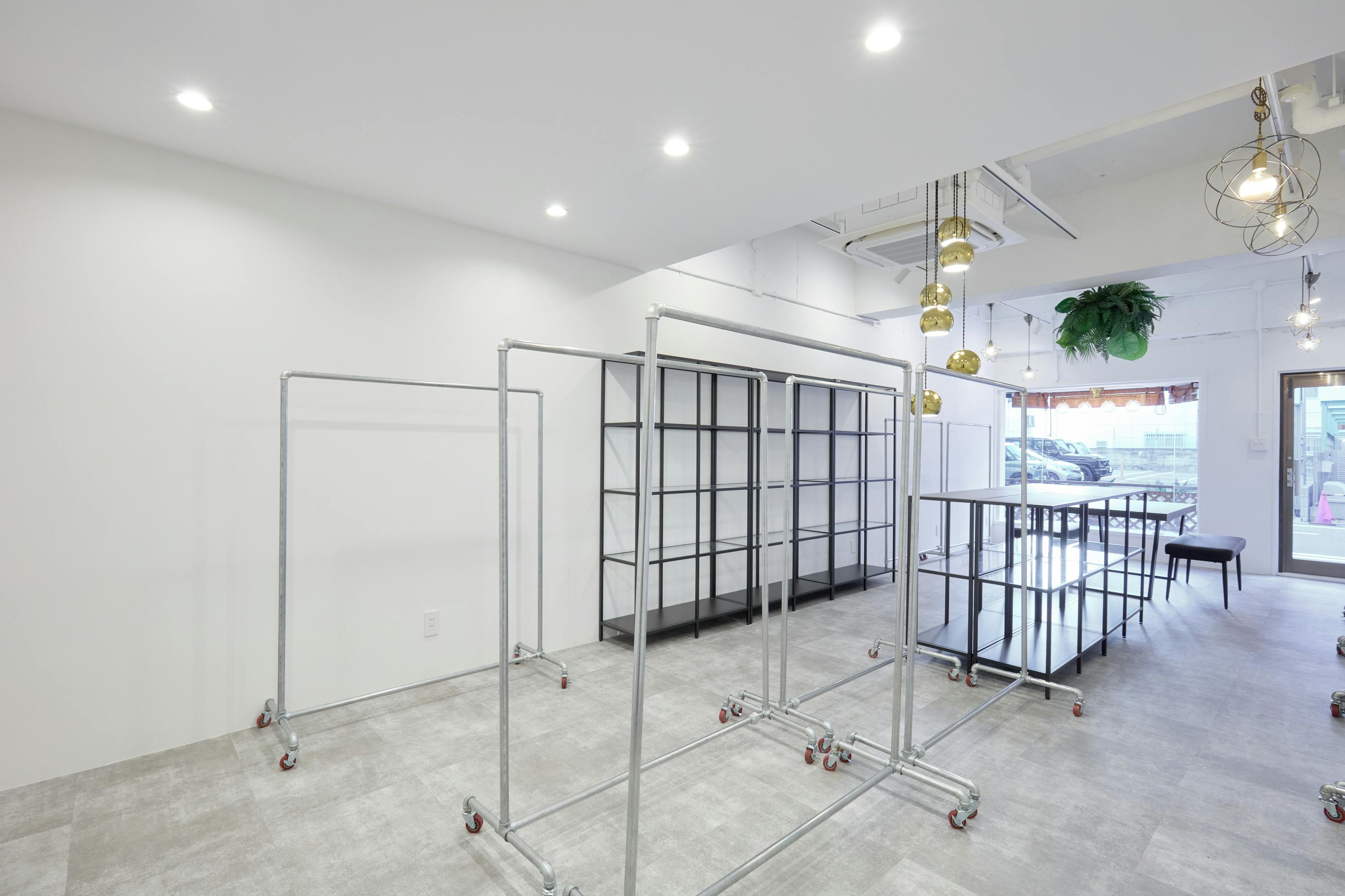 【大阪天満宮駅3分】ポップアップストアや展示会に最適な視認性抜群路面に面した什器が充実しているレンタルスペース