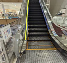 【イオンモール堺北花田】モール内広告 エスカレーターの画像