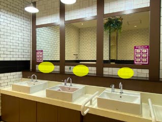 【イオンモール今治新都市】モール内広告 化粧室（鏡）の画像