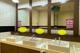 【イオンモール今治新都市】モール内広告 化粧室(鏡)