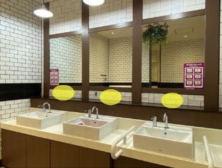 【イオンモール今治新都市】モール内広告 化粧室（鏡）の画像
