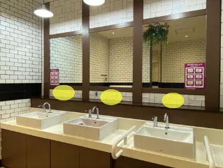【イオンモール今治新都市】モール内広告 化粧室（鏡）の画像