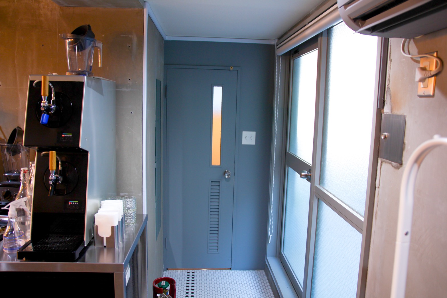 トイレ入り口および裏口