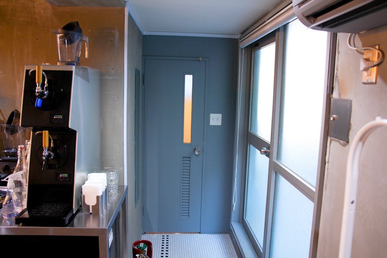 トイレ入り口および裏口