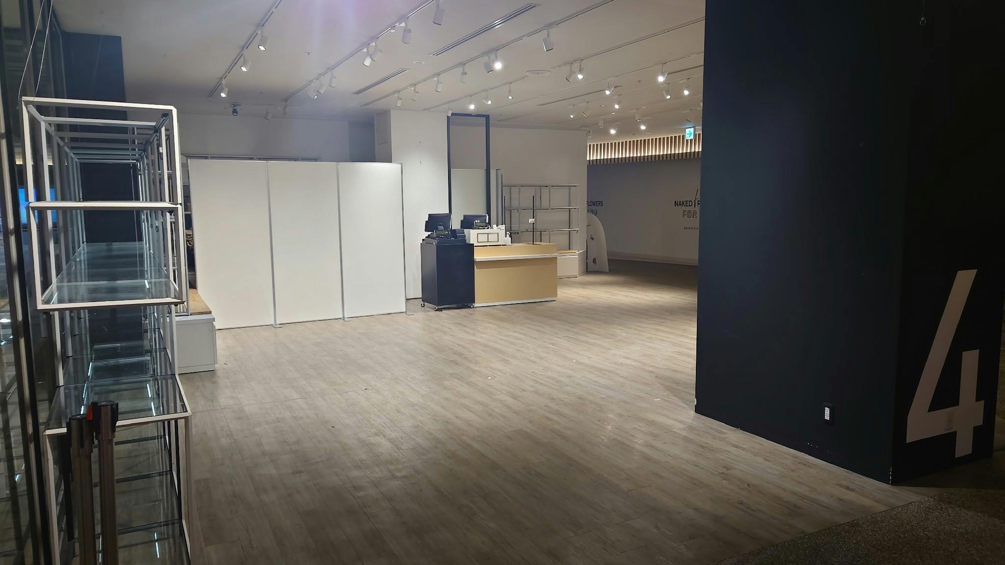     商品を陳列する前の状態。