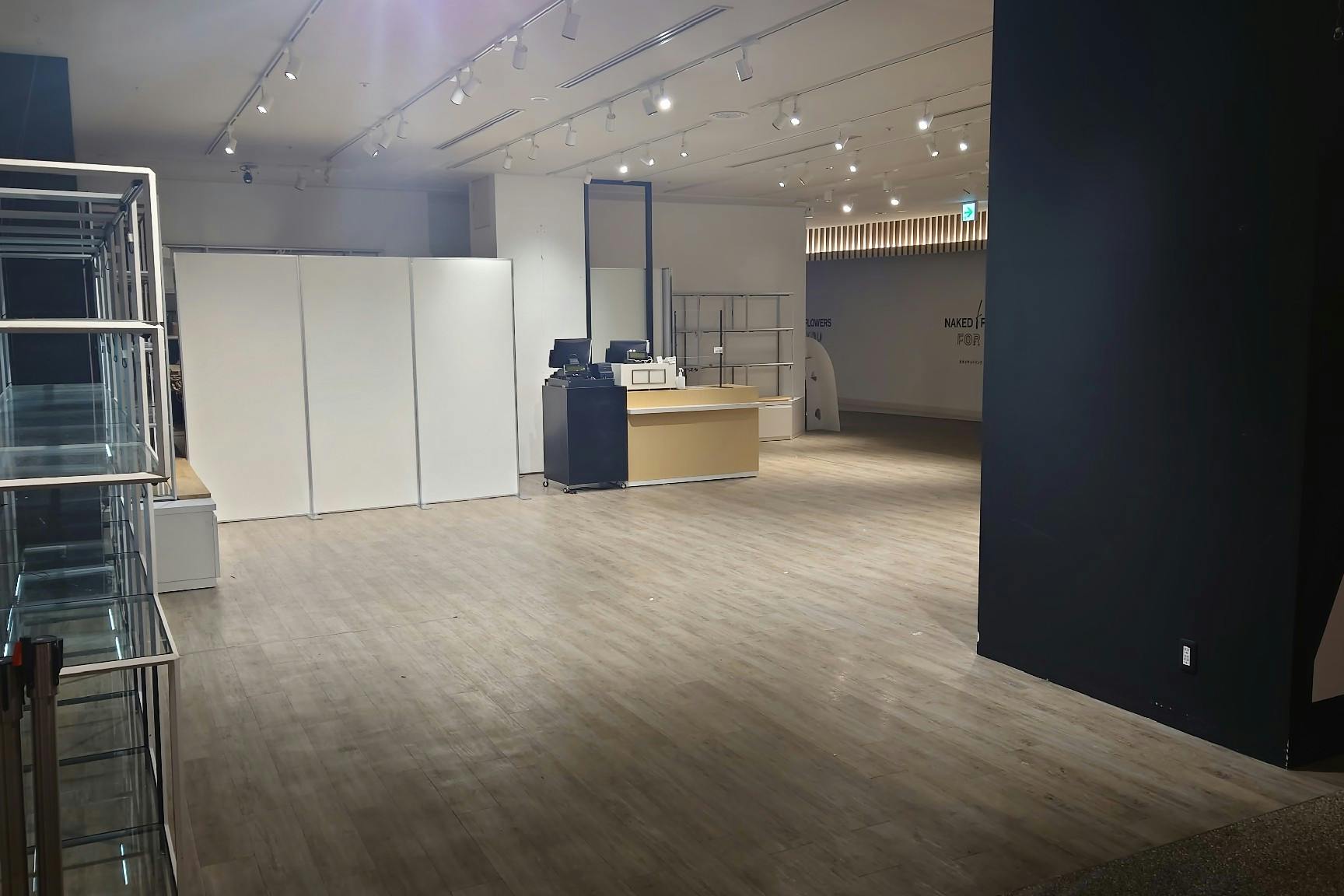 商品を陳列する前の状態。
