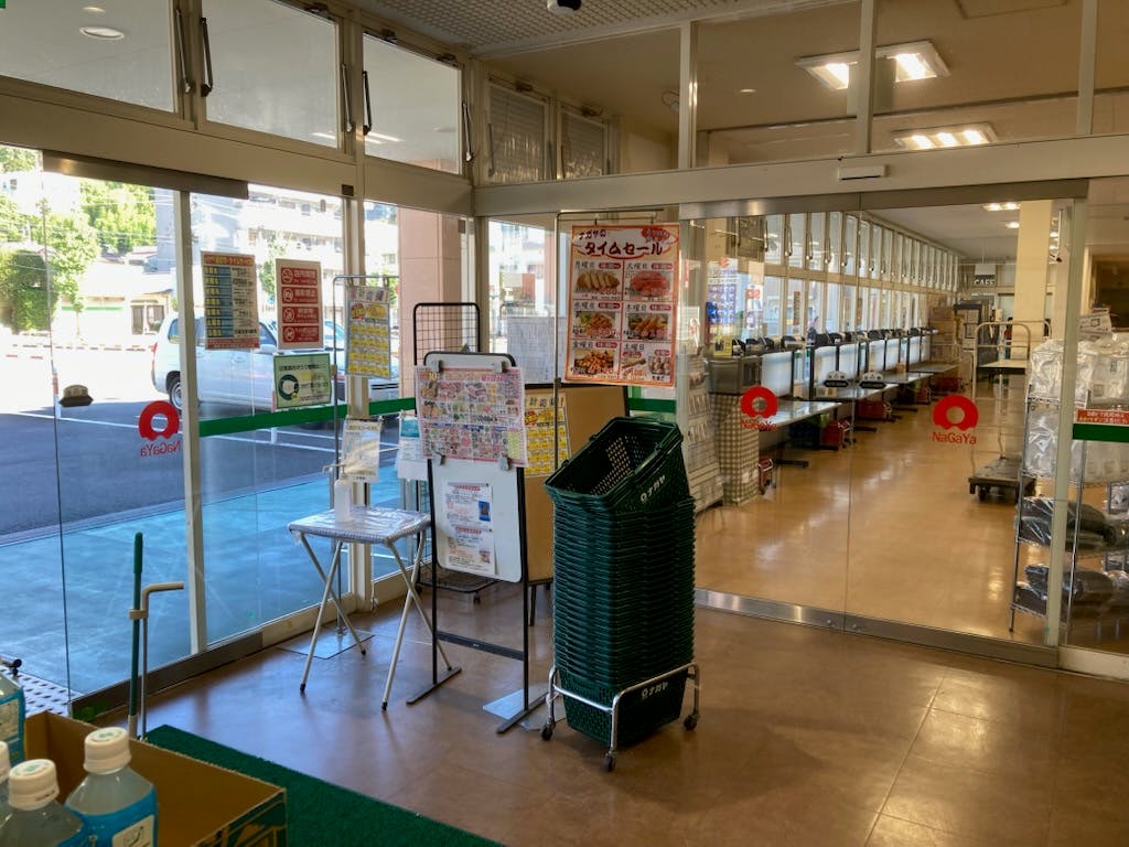 【スーパーナガヤ鎌田店】販促プロモーションに最適な地域密着型スーパーの風除室にあるイベントスペースの画像