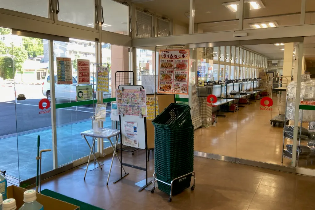 【スーパーナガヤ鎌田店】販促プロモーションに最適な地域密着型スーパーの風除室にあるイベントスペース
