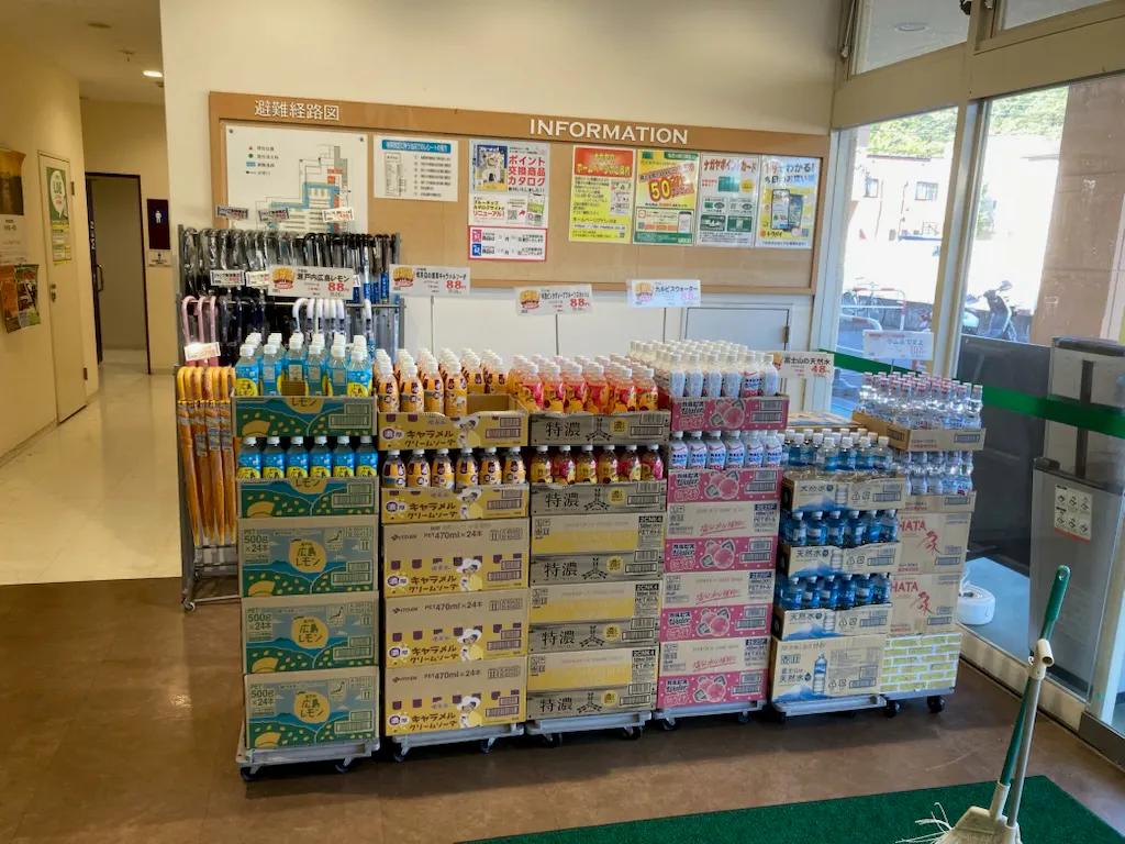 【スーパーナガヤ鎌田店】販促プロモーションに最適な地域密着型スーパーの風除室にあるイベントスペース